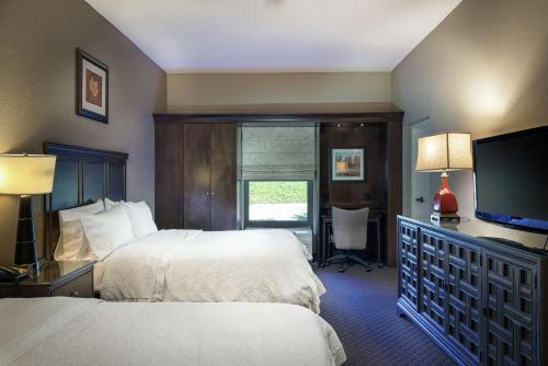 塔斯卡卢萨塔斯卡卢萨大学汉普顿酒店的酒店客房设有两张床和一台平面电视。