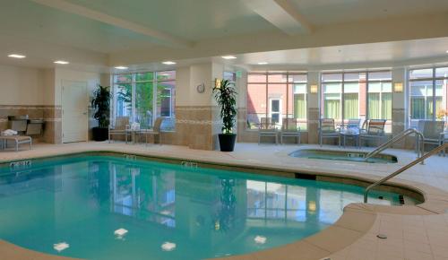 斯普林菲尔德尤金/斯普林菲尔德希尔顿花园酒店的在酒店房间的一个大型游泳池