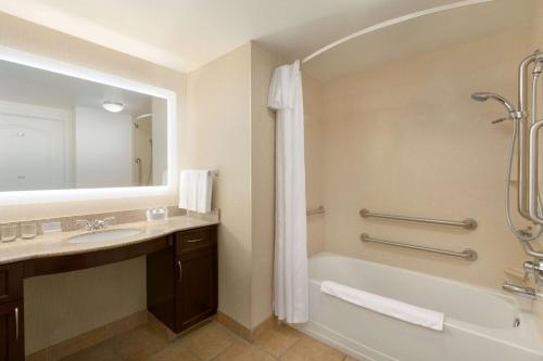 拉斯维加斯希尔顿惠庭套房酒店拉斯维加斯机场店的带浴缸、水槽和镜子的浴室