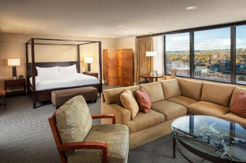 比林斯比林斯皇冠假日酒店的酒店客房配有一张床和一张沙发,客房则配有一张床