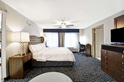 伯明翰伯明翰市中心UAB医院附近希尔顿惠庭套房酒店 的配有一张床和一台平面电视的酒店客房