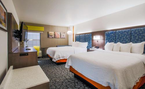 普雷斯科特普雷斯科特汉普顿酒店的酒店客房设有两张床和电视。