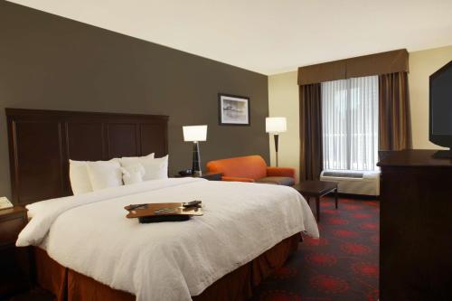圣露西港圣露西港汉普顿酒店及套房的一间酒店客房,配有一张带托盘的床