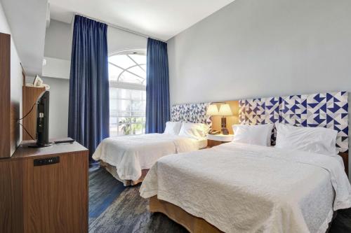 圣安娜奥兰治县机场圣安娜汉普顿套房旅馆 的酒店客房设有两张床和电视。