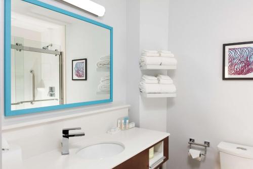 康科德希尔顿康科德/鲍尔汉普顿酒店的一间带水槽和镜子的浴室