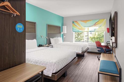克利夫兰Tru By Hilton Cleveland Midtown的酒店客房设有两张床和窗户。