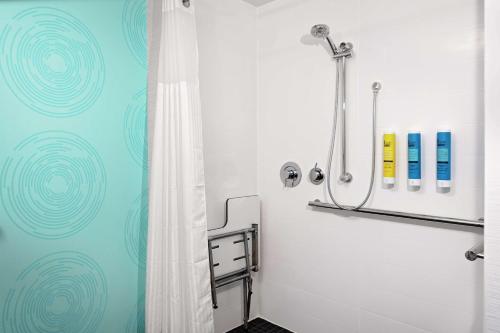 克利夫兰Tru By Hilton Cleveland Midtown的带淋浴和浴帘的浴室