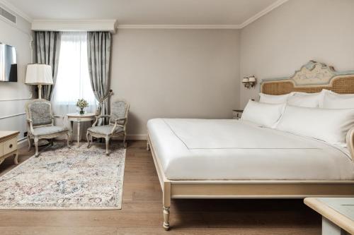 瓦莱塔多莫斯扎米特罗酒店的卧室配有一张白色大床和一张书桌
