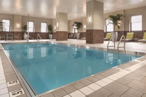 匹兹堡匹兹堡市中心希尔顿合博套房酒店的酒店大堂的大型游泳池