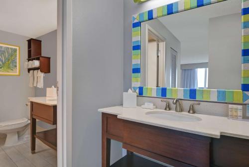 杰克逊维尔海滩杰克逊维尔海滩汉普顿酒店的一间带水槽和镜子的浴室