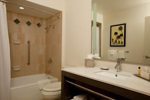 棕榈泉棕榈泉希尔顿酒店的浴室配有盥洗盆、卫生间和浴缸。