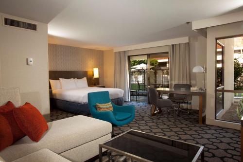 棕榈泉棕榈泉希尔顿酒店的酒店客房,配有床和沙发
