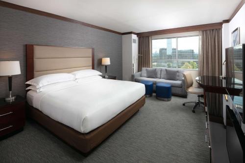 布卢明顿布鲁明顿明米娜珀莉丝希尔顿酒店的酒店客房设有一张大床和一张沙发。