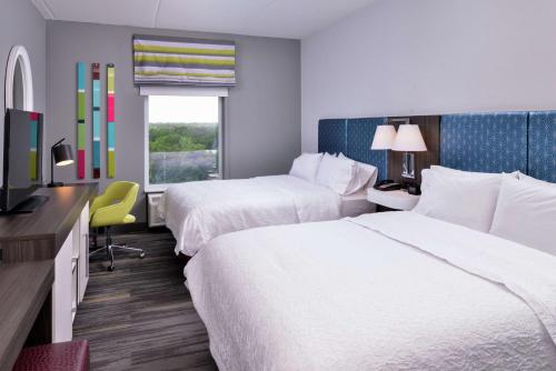 玛丽埃塔市Hampton Inn & Suites Atlanta/Marietta的酒店客房设有两张床和窗户。