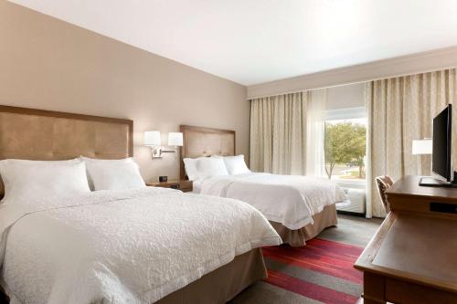 卡纳布卡纳布汉普顿酒店的酒店客房设有两张床和电视。