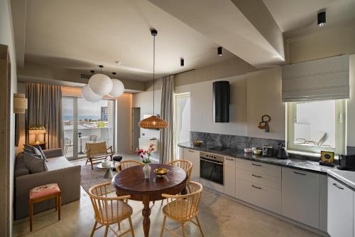 康斯坦察Rezident Tomis Marina的厨房以及带桌椅的起居室。
