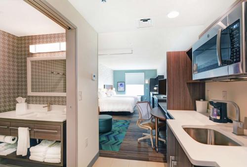 大章克申Home2 Suites By Hilton Grand Junction Northwest的酒店客房设有浴室和卧室