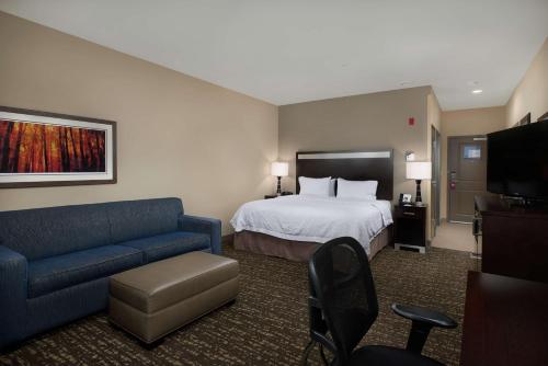 温哥华波特兰/温哥华汉普顿酒店的酒店客房,配有床和沙发