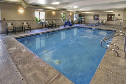 双子瀑布双瀑城汉普顿旅馆的蓝色的大游泳池,位于酒店客房内