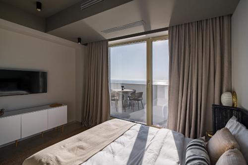 康斯坦察Rezident Tomis Marina的一间卧室配有一张床,享有海景