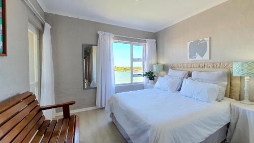 杰弗里湾Lagoon & Ocean View Retreat的卧室设有一张白色大床和一扇窗户。