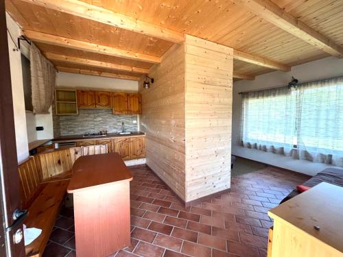 ZagaroloMyosotyss apartment的一间厨房,内设木墙和柜台