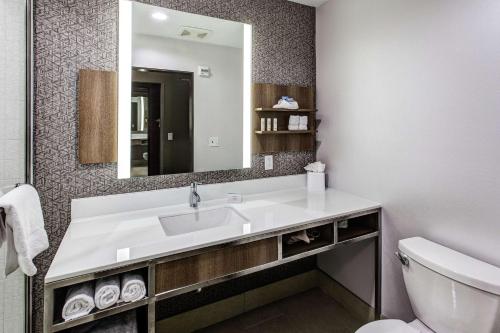 托皮卡Hilton Garden Inn Topeka的一间带水槽和镜子的浴室