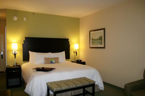 阿尔派恩阿尔派汉普顿酒店的一间酒店客房,配有一张带托盘的床