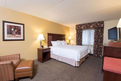 斯克内克塔迪Hampton Inn Schenectady Downtown的酒店客房,配有床和电视
