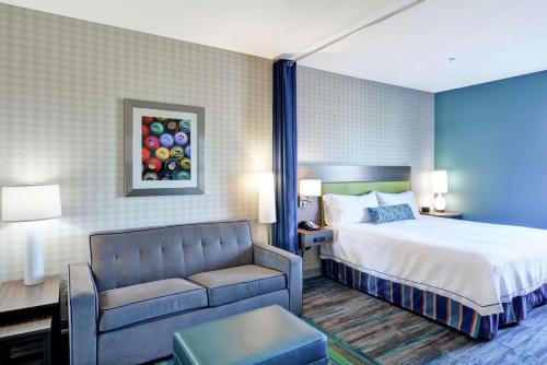 康威康威希尔顿欣庭套房酒店 的酒店客房,配有床和沙发