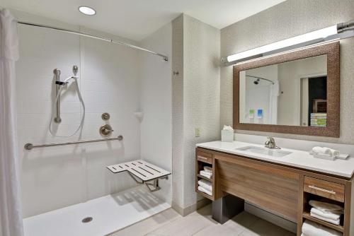 康威康威希尔顿欣庭套房酒店 的带淋浴、盥洗盆和浴缸的浴室