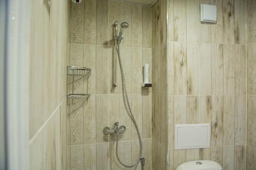舒门Arima city的带淋浴和卫生间的浴室