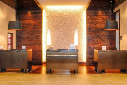 雷丁瑞丁希尔顿逸林酒店的大堂设有木墙和现金登记册