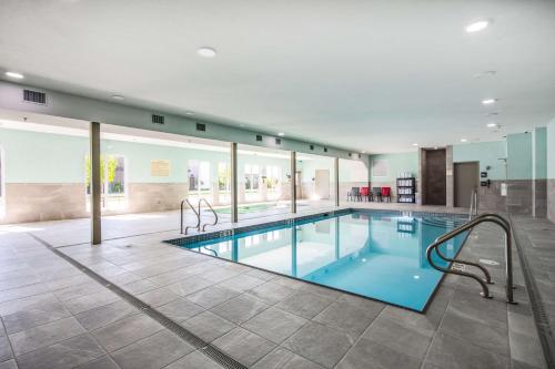 埃德蒙顿Hampton Inn & Suites Edmonton St. Albert, Ab的大楼内一个蓝色的大型游泳池