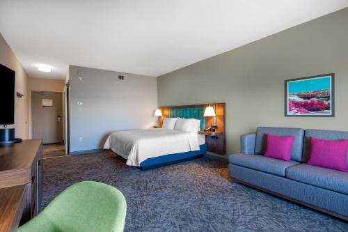 埃德蒙顿Hampton Inn & Suites Edmonton St. Albert, Ab的酒店客房,配有床和沙发