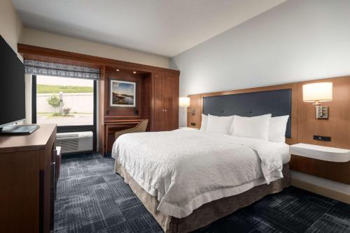 沃索汉普顿沃索酒店的酒店客房设有一张大床和一台电视。