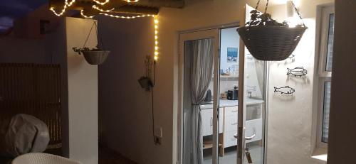 帕特诺斯特Milk Thistle Loft & Studio apartments的浴室设有镜子和墙上的灯