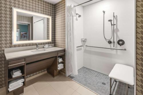 北康威Home2 Suites By Hilton North Conway, NH的一间带水槽和淋浴的浴室