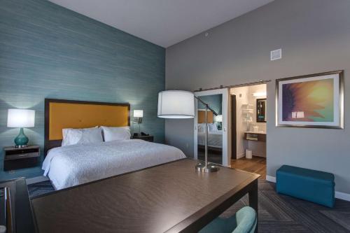 威奇托Hampton Inn & Suites-Wichita/Airport, KS的一间卧室配有一张床和一张书桌