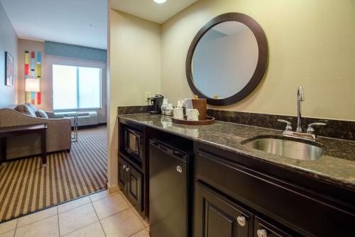 亚瑟港亚瑟港汉普顿酒店及套房的一间带水槽和镜子的浴室