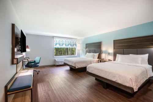 史蒂文斯维尔Tru By Hilton Saint Joseph的酒店客房设有两张床和窗户。