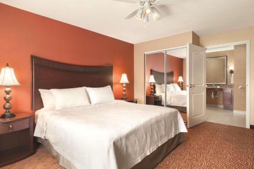 梅德福梅德福希尔顿惠庭套房酒店的酒店客房设有一张大床和一间卧室。