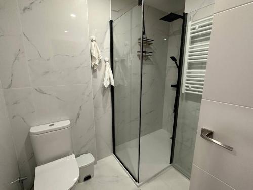 布拉内斯Apartamento acogedor , Blanes的一间带卫生间和玻璃淋浴间的浴室