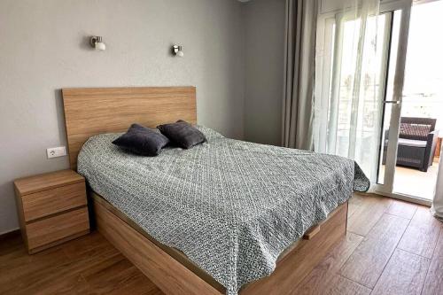 布拉内斯Apartamento acogedor , Blanes的一间卧室配有一张带两个枕头的床
