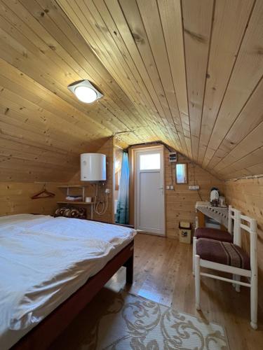 扎布利亚克Homestay Djerkovic的一间卧室设有一张床和木制天花板