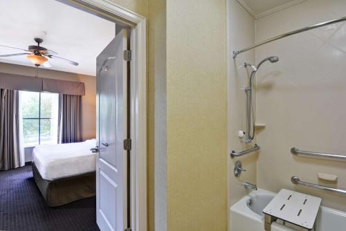 休斯顿休斯顿西能源走廊希尔顿霍姆伍德套房酒店的客房设有带浴缸的浴室和一张床