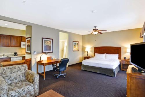 休斯顿休斯顿西能源走廊希尔顿霍姆伍德套房酒店的配有一张床和一张书桌的酒店客房