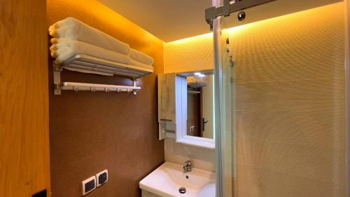 杰迪代Les Roches De Mazagan的带淋浴、盥洗盆和镜子的浴室