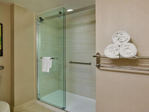 格伦代尔北洛杉矶格伦代尔行政会议中心希尔顿酒店的一间带玻璃淋浴间和毛巾的浴室