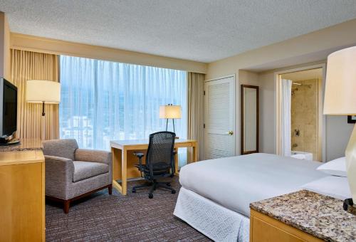 格伦代尔北洛杉矶格伦代尔行政会议中心希尔顿酒店的酒店客房配有一张床、一张书桌和一台电脑